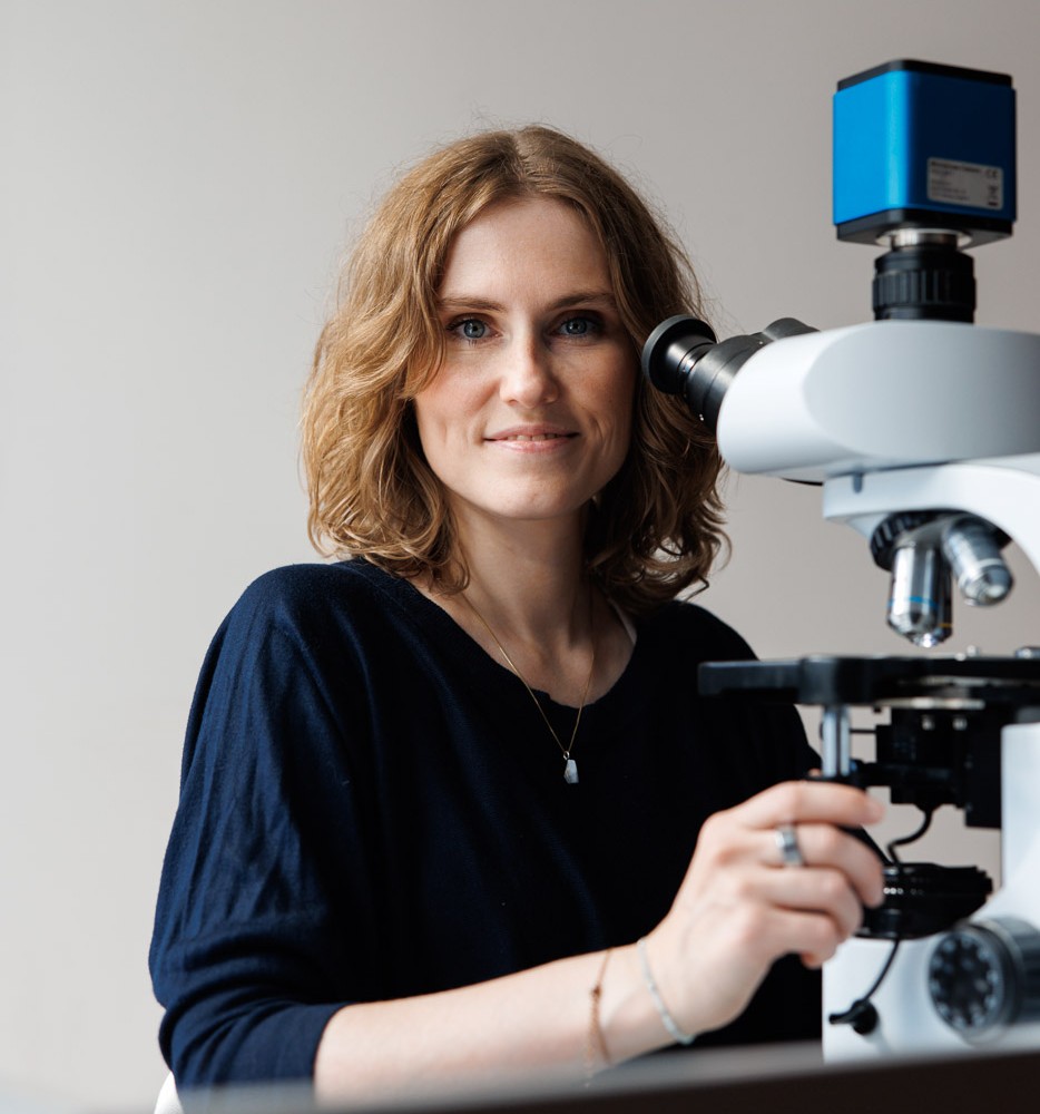 Sophie Dangl, biomedizinische Analytikerin, am Mikroskop